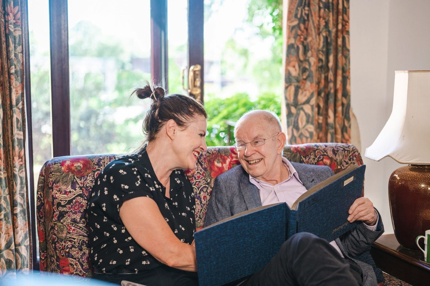 Grupa seniorów w plenerze jako symbol aktywizacji społecznej i powrotu do relacji