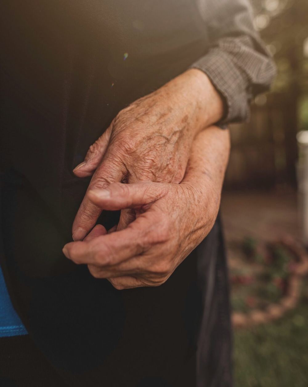 Senior w domowym otoczeniu jako symbol samodzielności i codziennego wsparcia